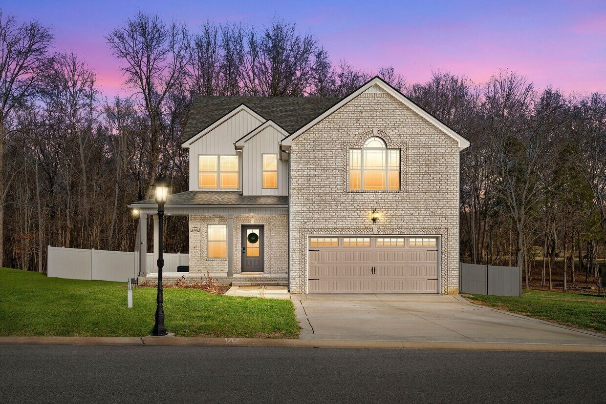 Foto principal - 3 Bed 2/2 Bath home nestled on an Acre of ...