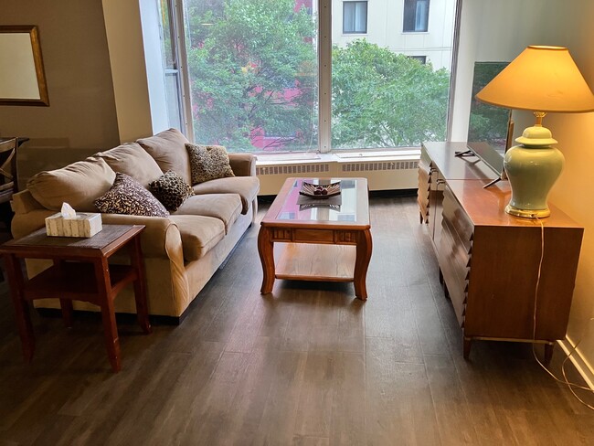 Foto del edificio - 8200 E Jefferson Ave