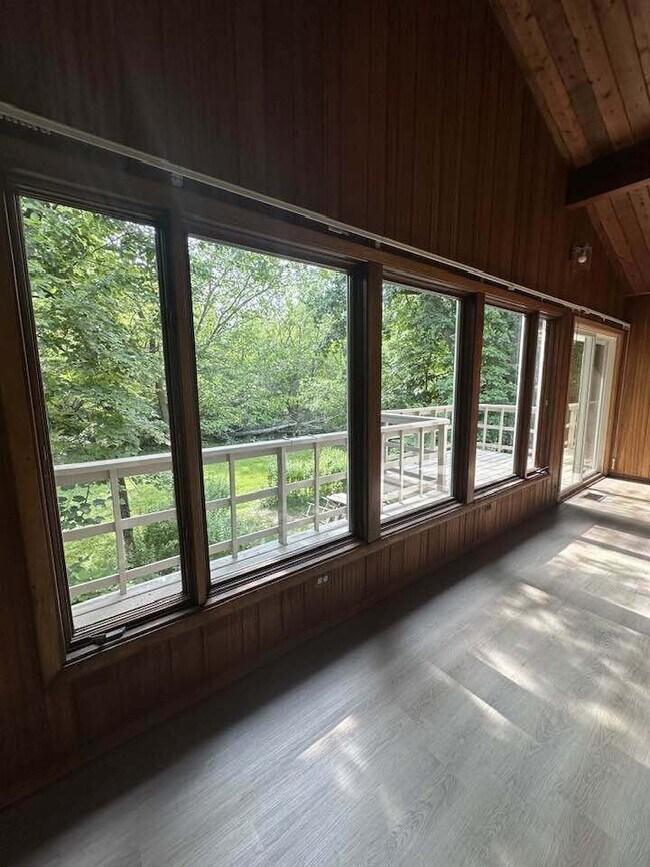 Foto del edificio - 2030 Crestwood Ln