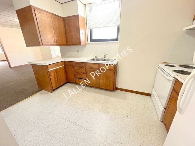 Building Photo - Spacious 2 bed in Charming Building