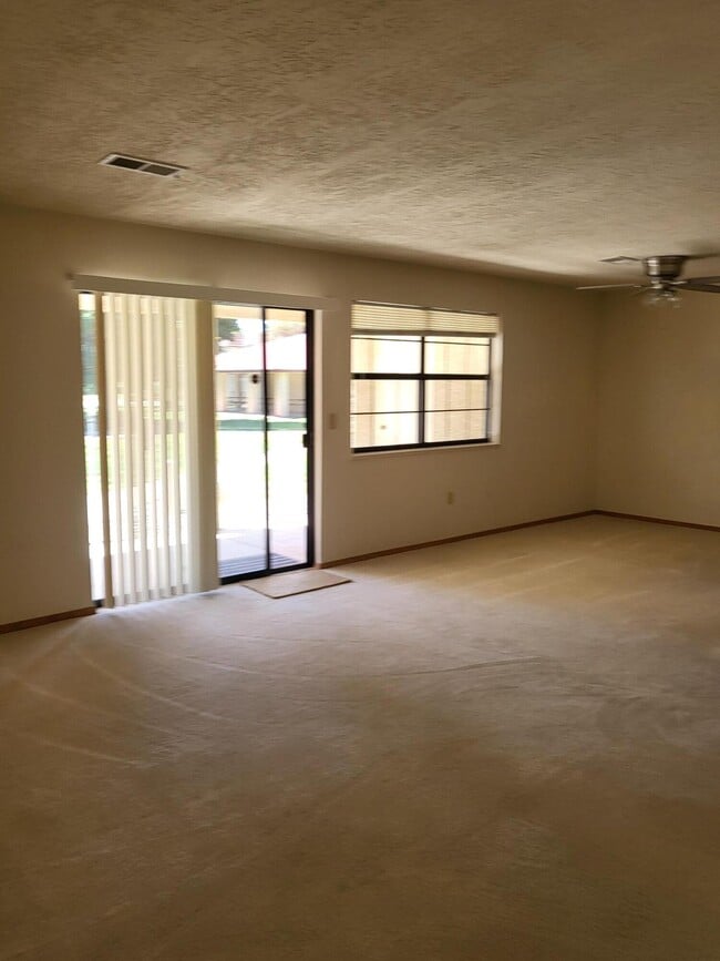 Foto del edificio - 819 Country Club Dr SE