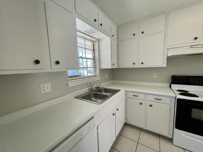 Foto del edificio - 8631 Mettler Dr
