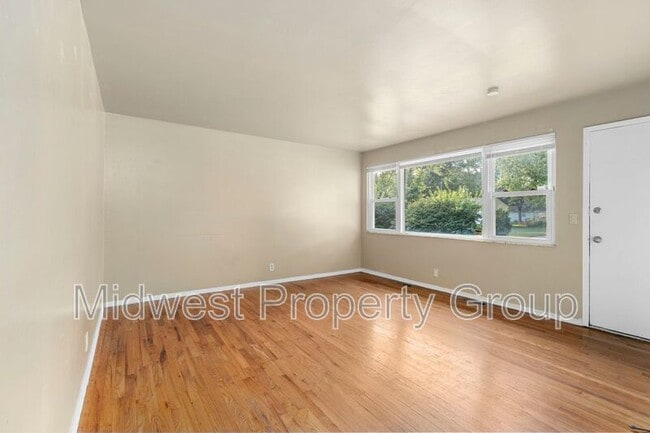 Building Photo - 1364 Farmview Ave
