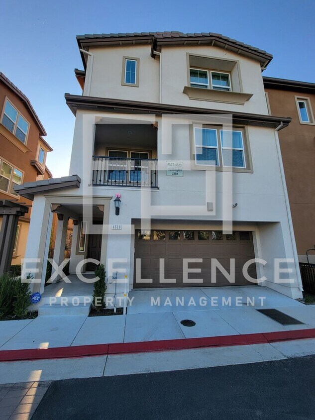Foto principal - Beautiful Updated 3 Story Townhouse With O...