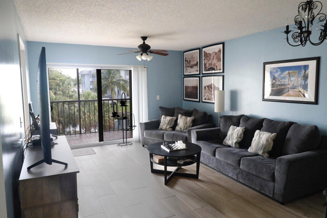 Living Room - 17000 NW 67th Ave