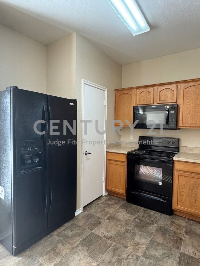 Building Photo - Adorable 2/2/1 Townhome in Falcon's Lair R...