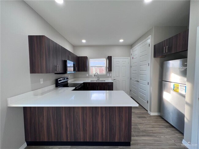 Building Photo - 8 E Walnut Ave
