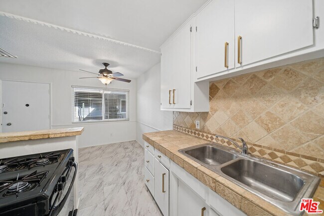 Foto del edificio - 7209 Willoughby Ave