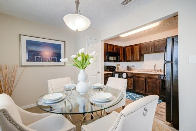 Foto del edificio - Park at Lake Magdalene Apartments and Townhomes