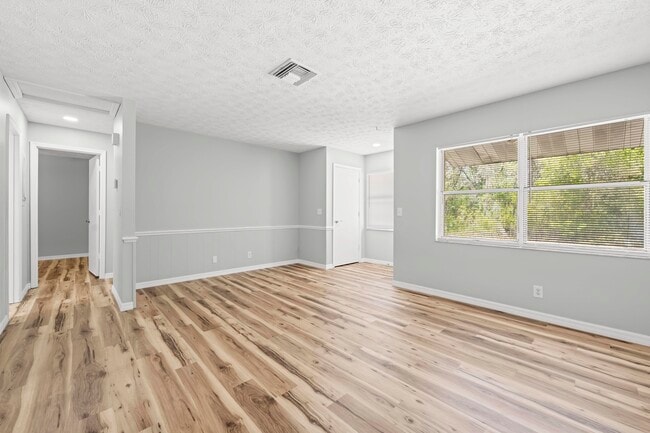 Building Photo - 2910 S Coleman Ave