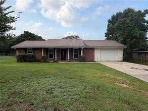 Building Photo - 242 Clubview Dr