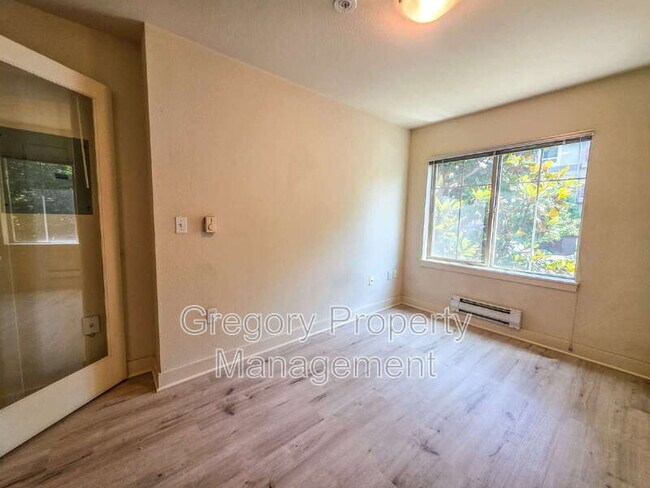 Building Photo - 700 E Denny Way