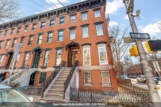 Building Photo - 306 Varick St