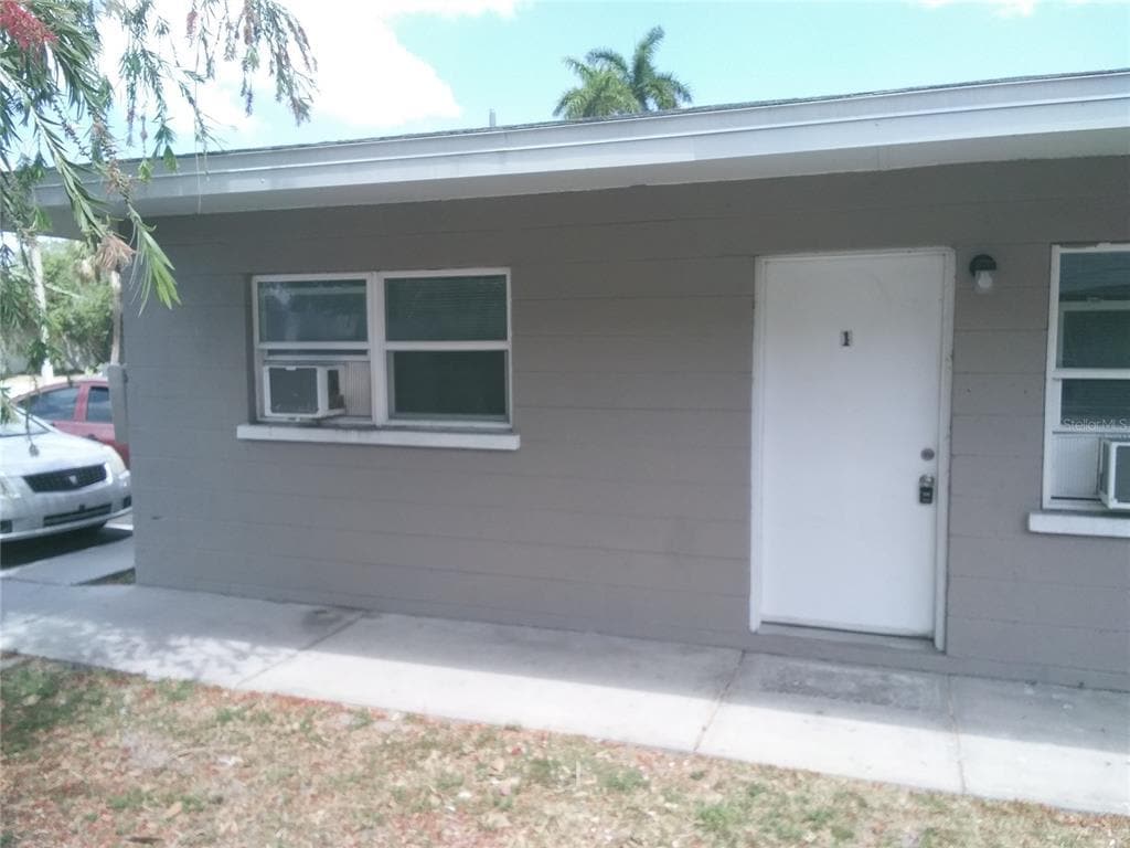 2409 13th St W Unit 1, Bradenton, FL 34205 Room for Rent in Bradenton