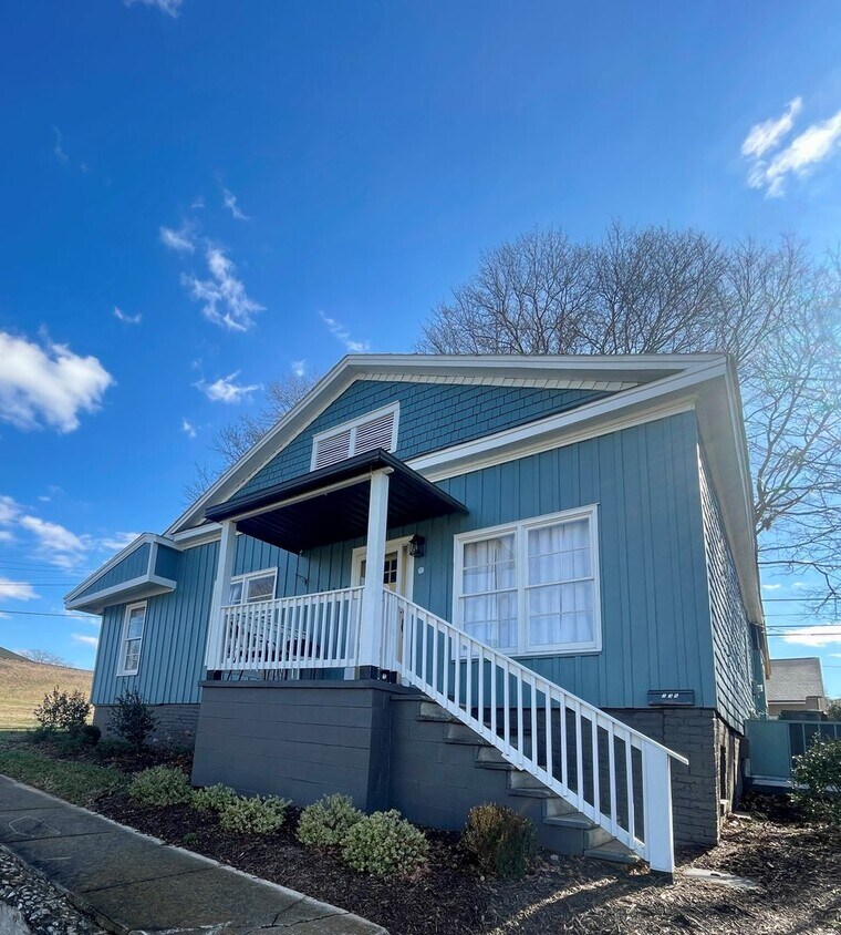 Primary Photo - Gorgeous fully furnished home in Cramerton!!