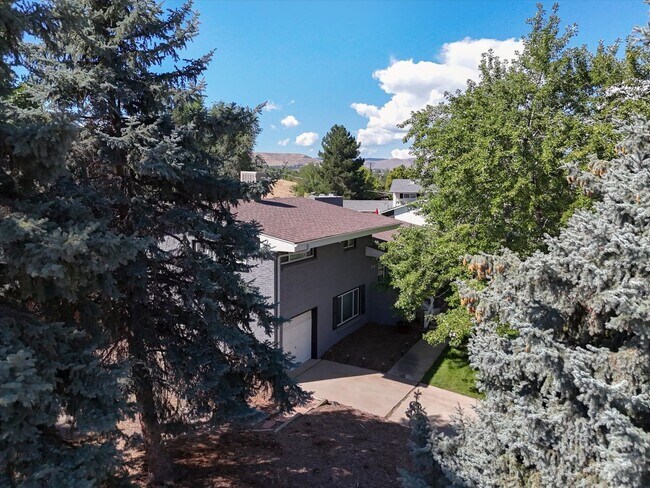 Foto del edificio - Wonderful opportunity to Live in Applewood...