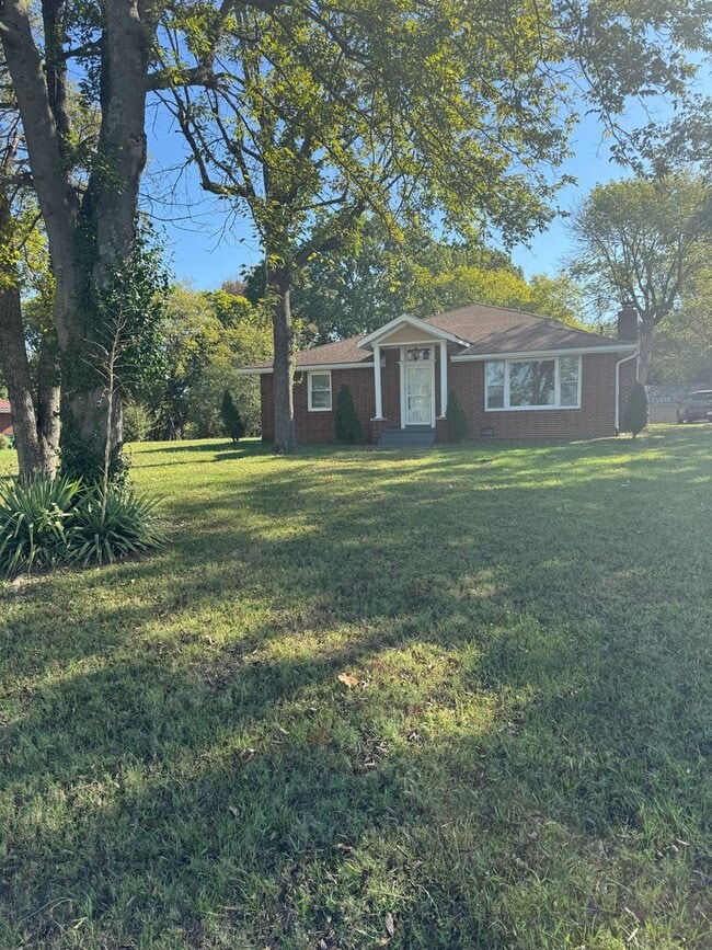 Foto del edificio - 3 Bed / 2 bath on 1.2 ACRES - 3 car garage...