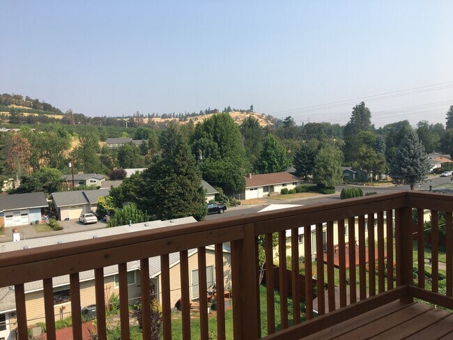 Foto del edificio - 3 Bedroom Home For Rent In The Dalles