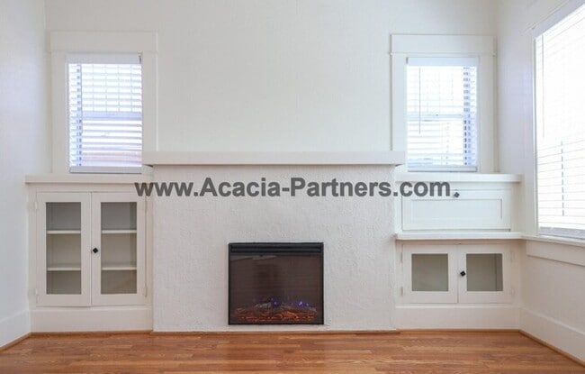 Building Photo - Historic Four Bedroom Home