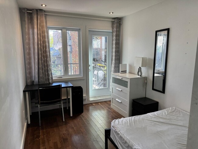 Building Photo - 4411 Boul Saint Laurent