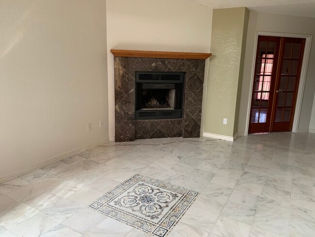 Building Photo - 2403 Hemlock Dr