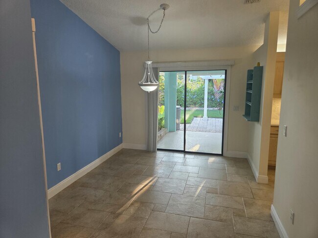 Building Photo - 142 Queens Ln