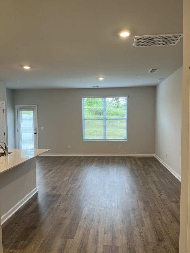 Building Photo - New Modern Townhouse in Baxter, TN - Perfe...
