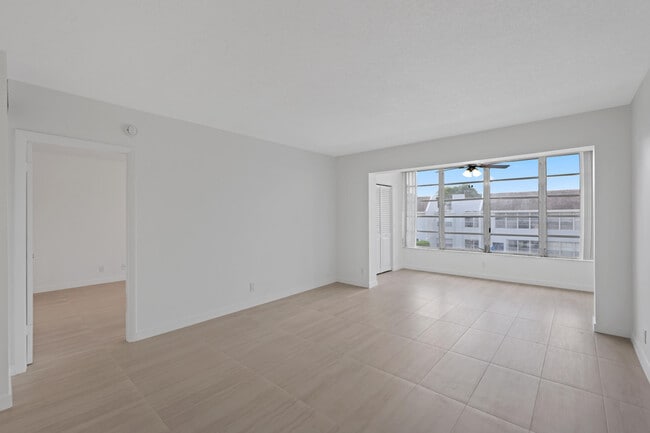 Building Photo - 2840 SW 22nd Ave