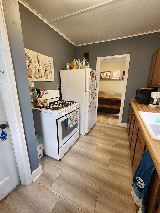Building Photo - Cute 3 bedroom house $850