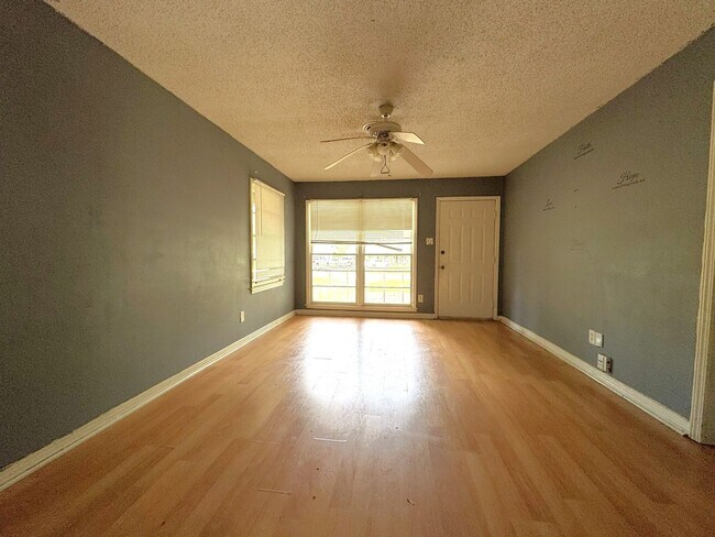 Building Photo - 654 Ynestra Dr