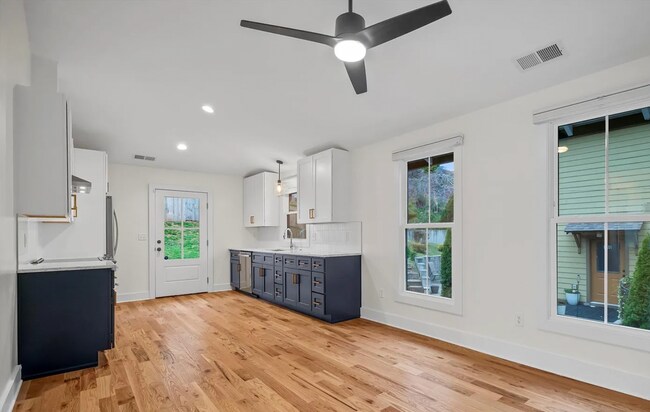 Building Photo - Stunning Home for Rent Minutes from Biltmo...