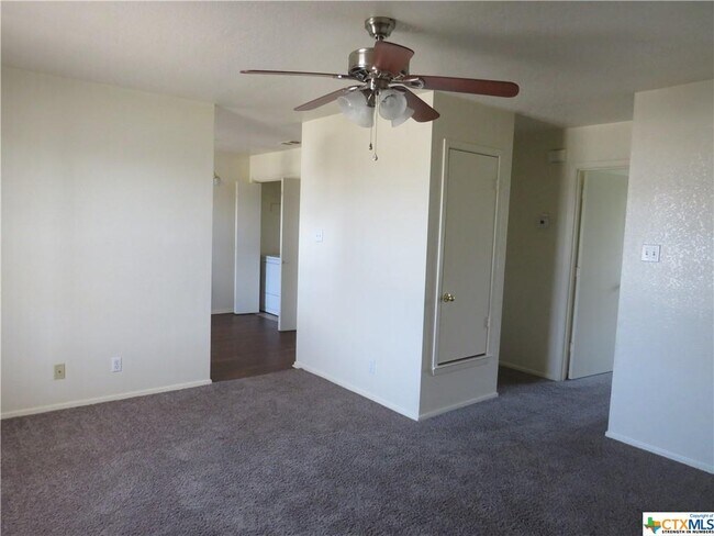 Building Photo - 2014 Cedarhill Dr