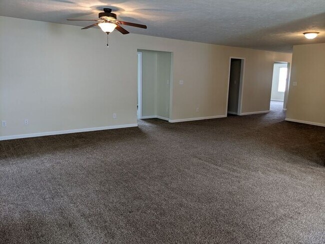 Foto del edificio - 4 Bedroom Home on East Side-Pets Welcome