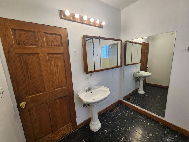 Building Photo - 3 Bedrooms House in Great Location