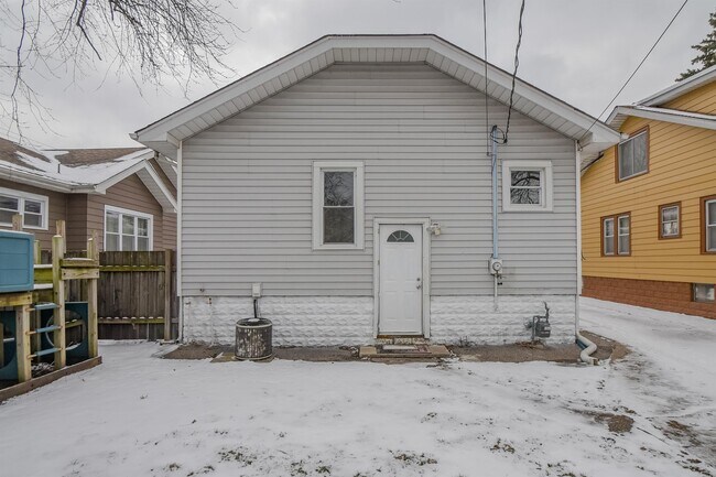 Building Photo - 6922 Jackson Ave