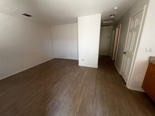 Foto del edificio - 6320 Mesquite Ave