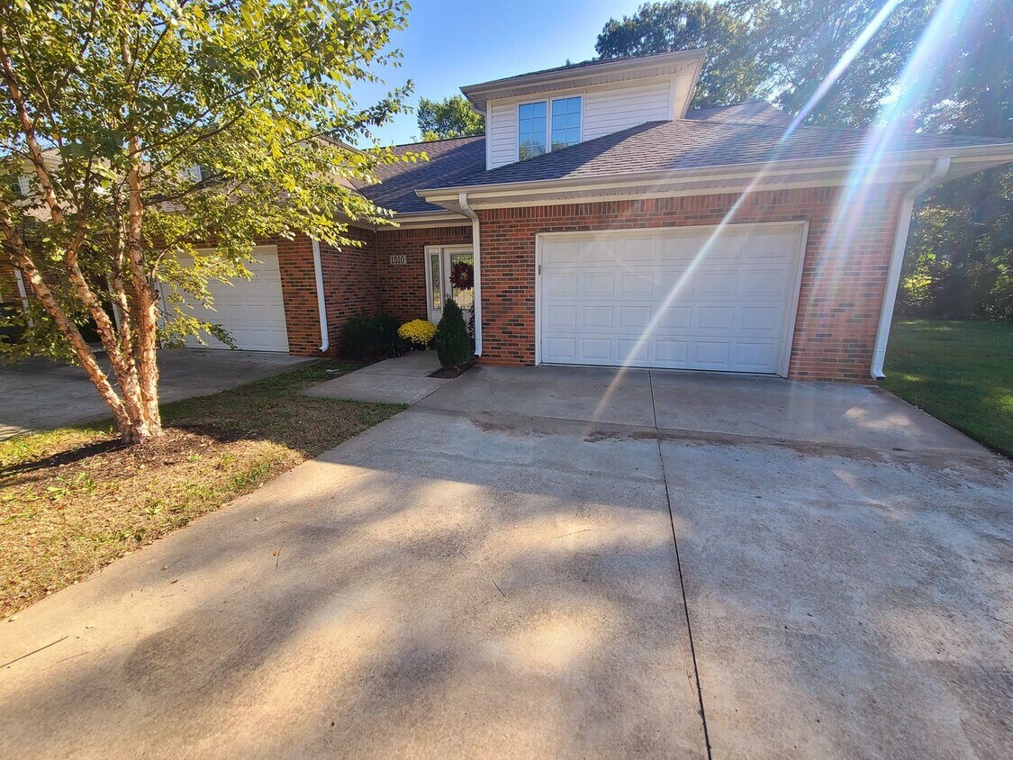 Foto principal - The New Holt Haven - 3 bd/2.5 Bath Availab...