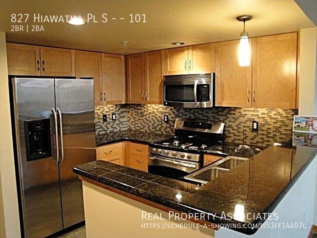 Building Photo - 827 Hiawatha Pl S