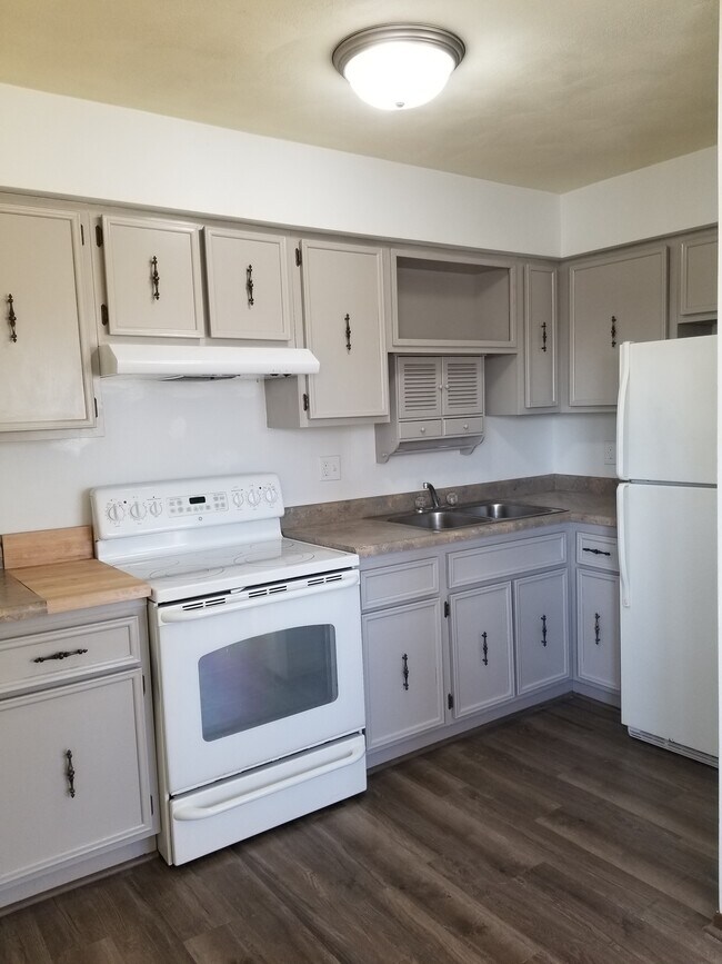 Kitchen - 1033 Valley Dr