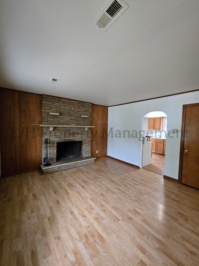 Building Photo - 826 S Fountain St