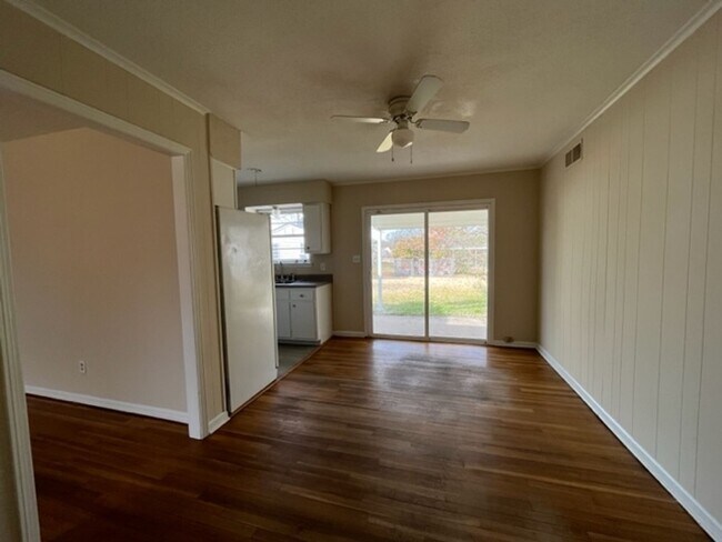 Building Photo - Renovated 3 Bedroom 1 Bath Home with 1 Car...