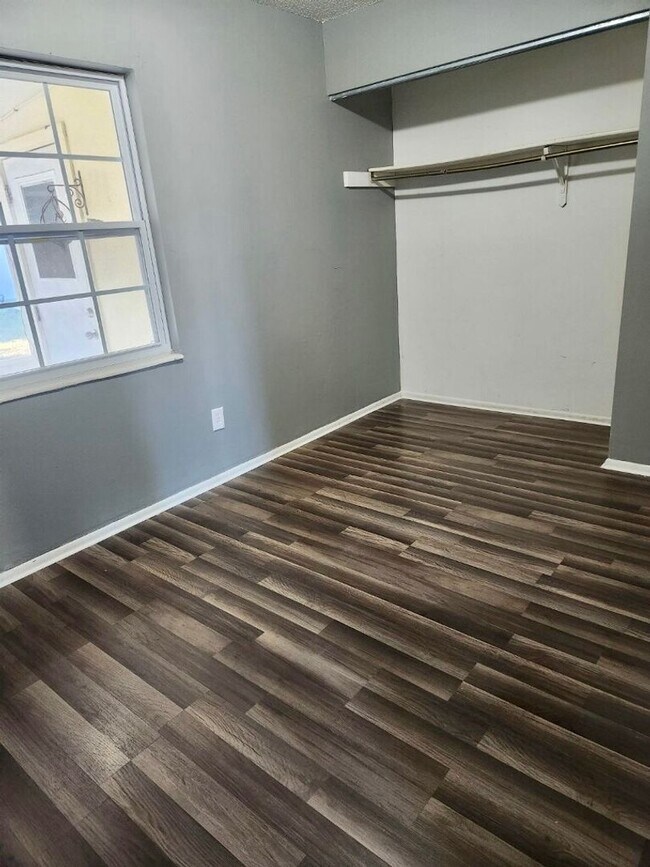 Foto del edificio - Great 2/1 duplex unit with large yard. Call Josh for showings 407-952-0608