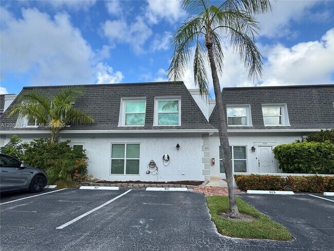 Building Photo - 921 NE 26th Ave