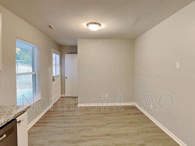 Building Photo - 524 Solar Dr