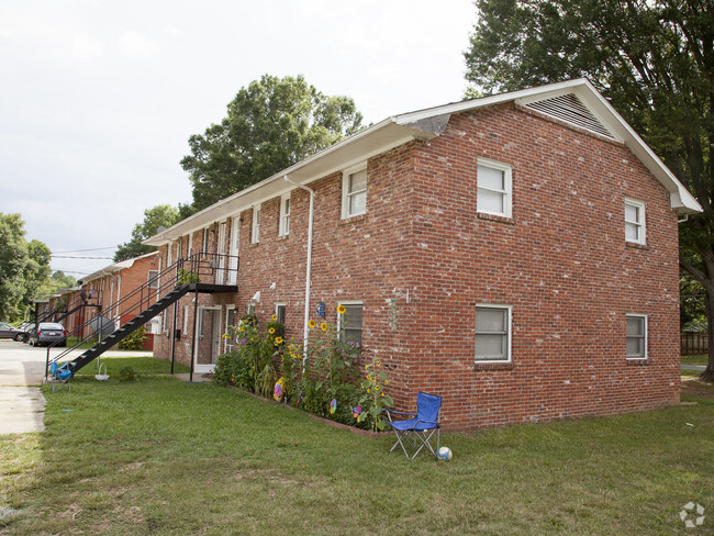 Building Photo - Colonial Estates