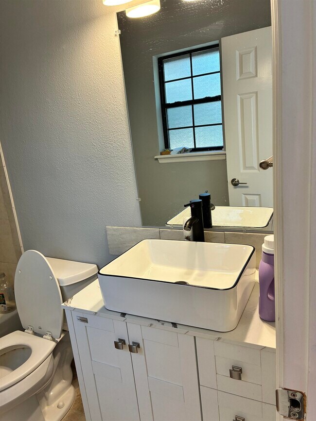 Foto del edificio - 1852 Hopkins Dr