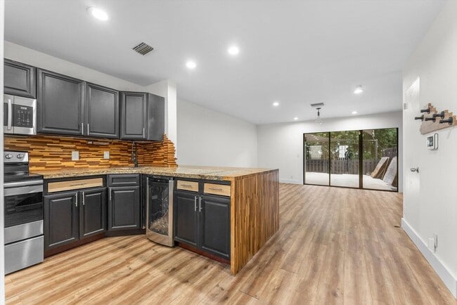 Building Photo - 850 Hill Dr