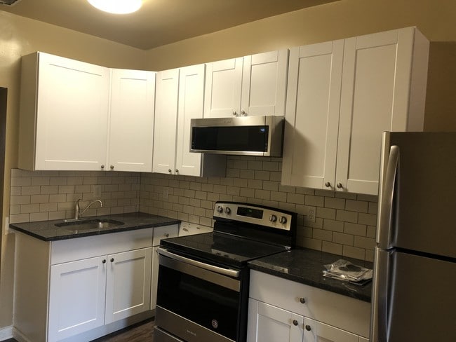 Kitchen - 1502 E Carson St