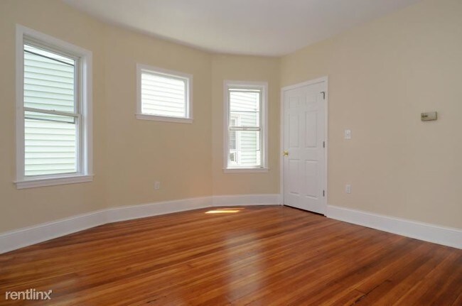 Building Photo - 33 Taft St