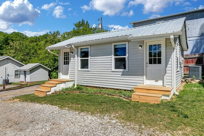 Building Photo - 8 Cobble Dr